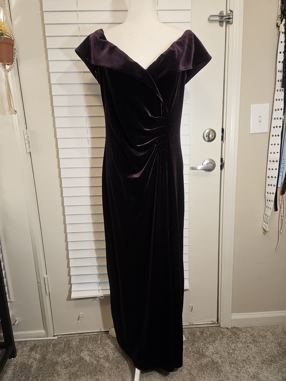 Xscape Charmaine Velvet Off-The-Shoulder Evening Gown Size 16 - Picture 3 of 11